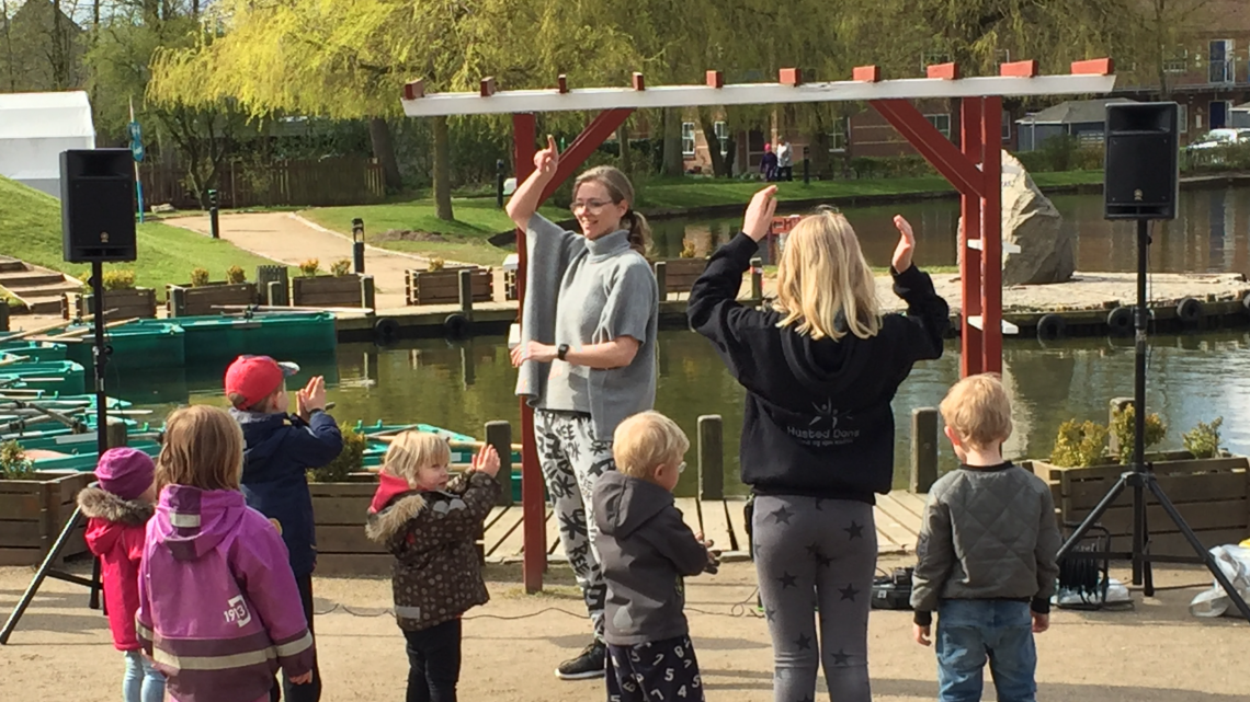 Dansesjov ved Bamsehuset i Legeparken